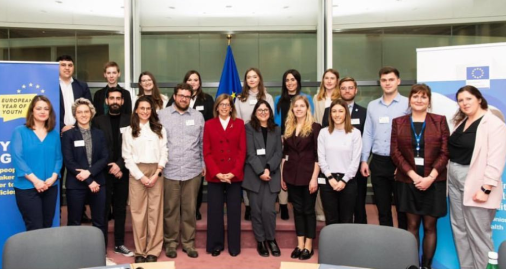 Group picyure: Commissioner Kyriakides and group of young representatives
